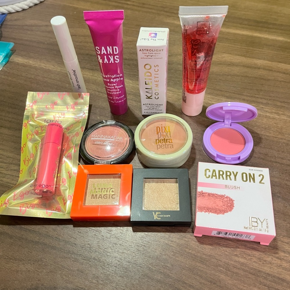 Lot of new makeup - blush, highlighter, mascara, mask, primer